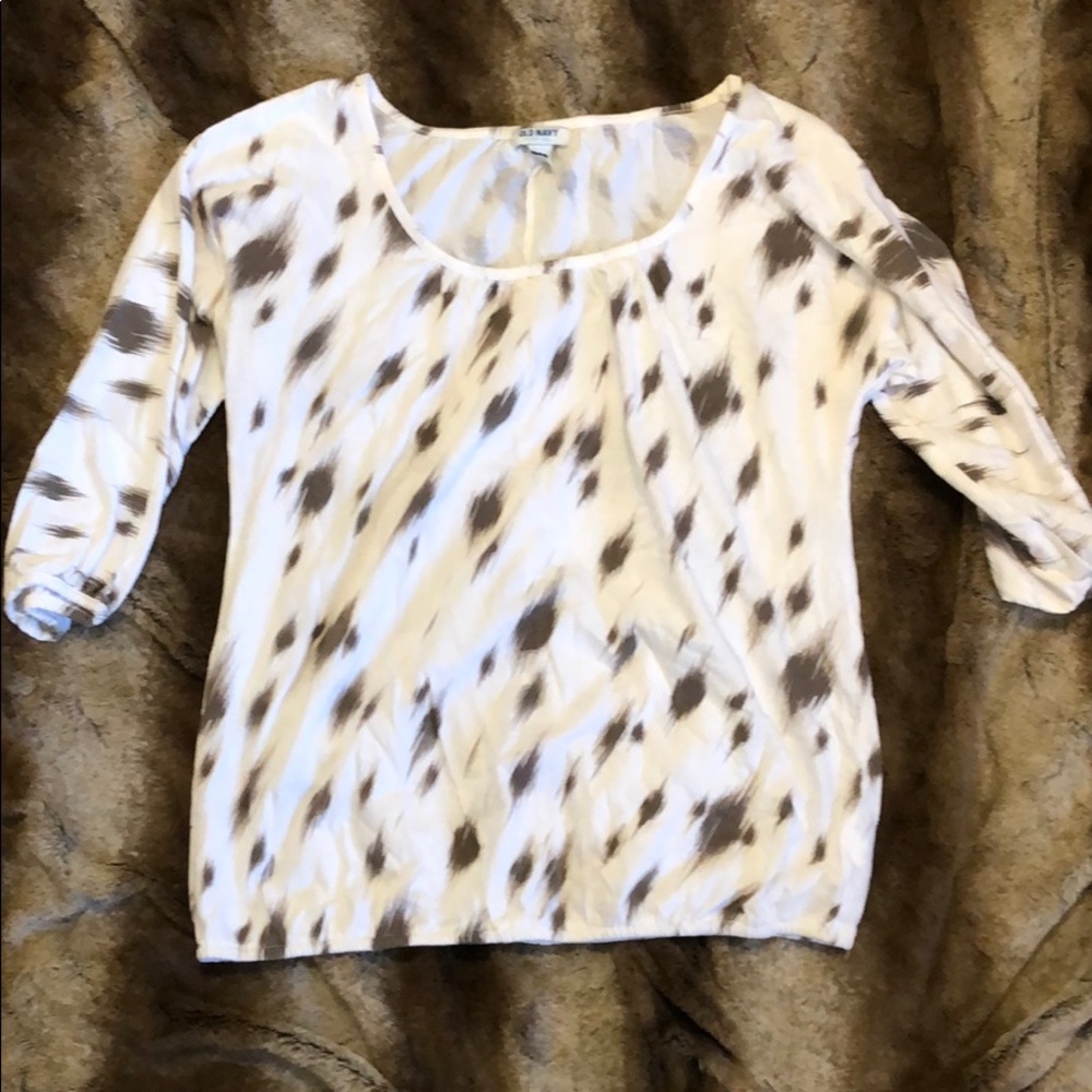 Snow leopard quarter length sleeve blouse.
